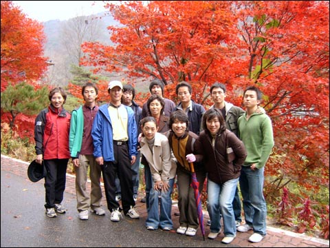 산 중턱에 올라가면서 찍은 우리 일행들 사진이예요. 빨간 단풍들이 얼마나 고운지 몰라요. 정말로 울긋불긋 형형색색이었죠. 